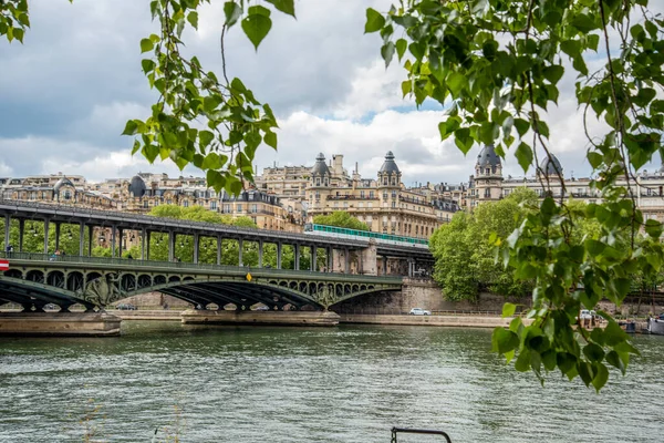 Metro Przecinające Most Bir Hakeim Nad Sekwaną Paryżu Francja — Zdjęcie stockowe