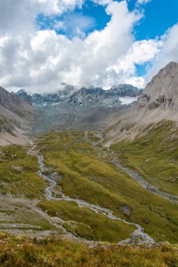 Yüksek Tauern Ulusal Parkı 'nda dağ yürüyüşü sırasında manzaralı alp manzarası. Grossglockner, Avusturya