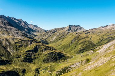 Yüksek Tauern Ulusal Parkı 'nda dağ yürüyüşü sırasında manzaralı alp manzarası. Grossglockner, Avusturya