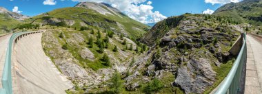 Avusturya 'daki Yüksek Tauern Ulusal Parkı' nda Grossglockner Dağı 'nın buzul suyu rezervuarı.