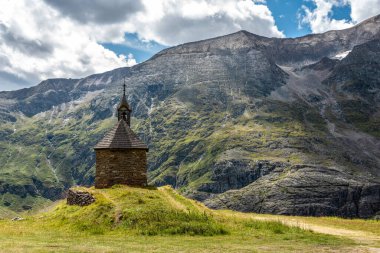Avusturya 'daki Tauern Ulusal Parkı' ndaki Grossglockner Dağı 'nda küçük bir şapel.