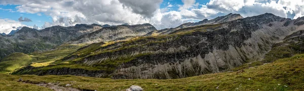 Yüksek Tauern Ulusal Parkı 'nda dağ yürüyüşü sırasında manzaralı alp manzarası. Grossglockner, Avusturya