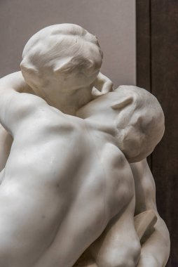Rodin 'in meşhur öpücüğünün heykeli, mermerden yapılmıştır.