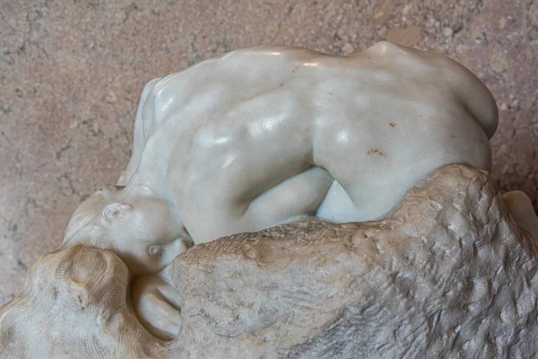 大理石で作られた敷設女性のロダン彫刻 — ストック写真