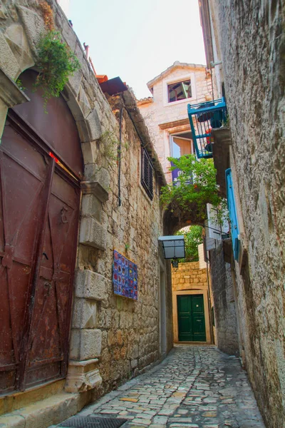 Scenic Narrow Typical Mediterranean Alley Downtown Trogir Croatia — стоковое фото