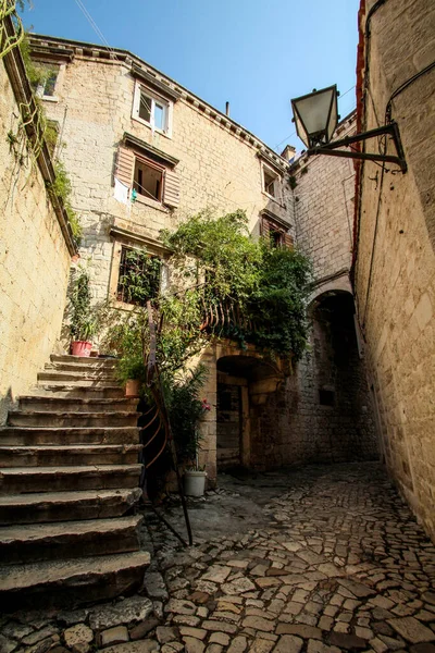 Scenic Narrow Typical Mediterranean Alley Downtown Trogir Croatia — Foto Stock