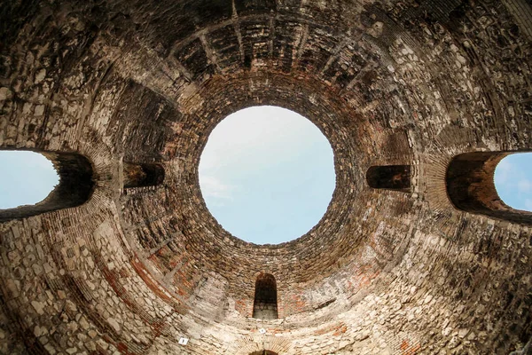 Hırvatistan 'ın Split kentindeki Diocletian sarayının dev kubbesine bakın