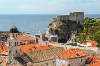 Hırvatistan 'ın Dubrovnik şehir merkezinin çatılarından manzara manzarası