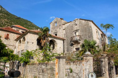 Karadağ 'ın Kotor körfezindeki Perast' te bir villanın eski harabesi