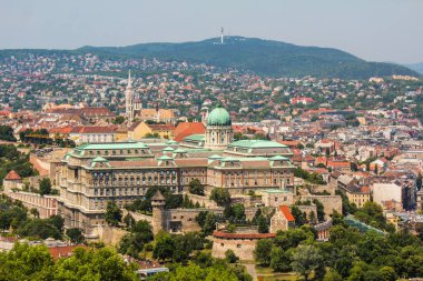 Budapeşte 'deki Kraliyet Sarayı, Macaristan' ın Gellert tepesinden görüldü.