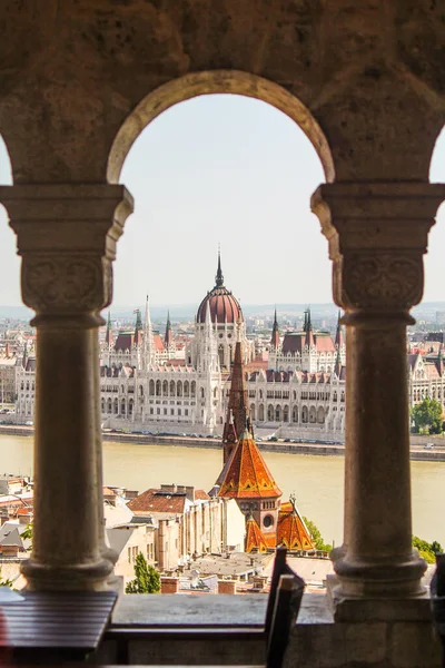 Γραφικό Ουγγρικό Κοινοβούλιο Στη Βουδαπέστη Όπως Φαίνεται Από Τον Προμαχώνα — Φωτογραφία Αρχείου
