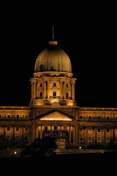 Βασιλικό Παλάτι Της Βουδαπέστης Φωτίζεται Σκηνικά Νύχτα — Φωτογραφία Αρχείου