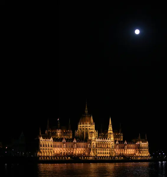 Het Beroemde Hongaarse Parlement Scenisch Verlicht Nachts — Stockfoto