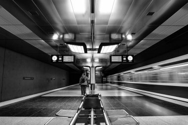 Münih, Bavyera, Almanya 'daki renkli metro istasyonu Wettersteinplatz
