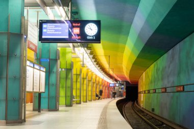 Münih, Bavyera, Almanya 'daki renkli metro istasyonu Candidplatz