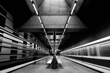 Münih, Bavyera, Almanya 'daki Oberwiesenfeld metro istasyonunun ikonik duvarları