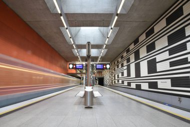 Münih, Bavyera, Almanya 'daki Oberwiesenfeld metro istasyonunun ikonik duvarları