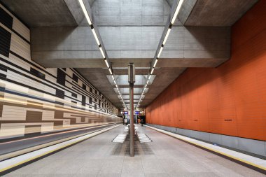 Münih, Bavyera, Almanya 'daki Oberwiesenfeld metro istasyonunun ikonik duvarları