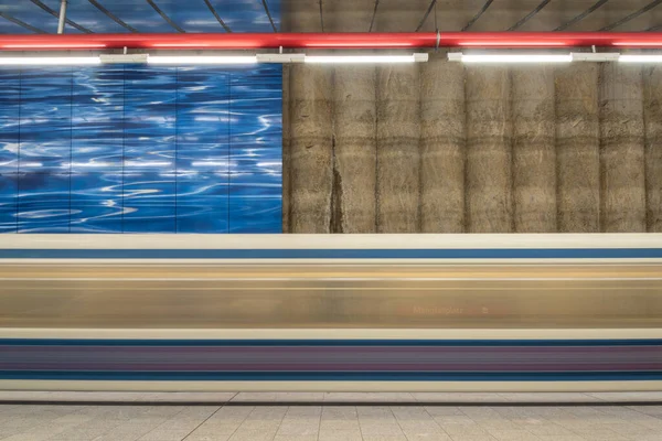 ドイツ バイエルン州ミュンヘンの地下鉄駅Mangfalplatz — ストック写真