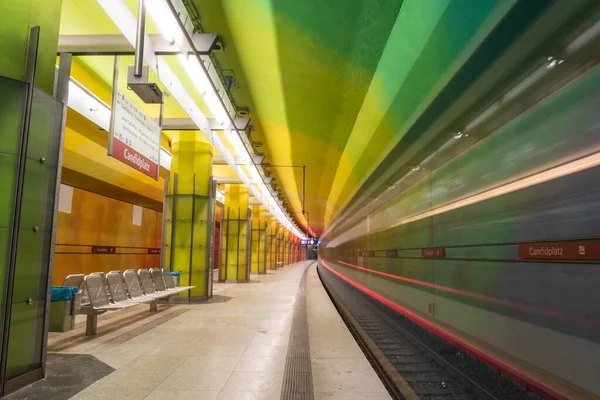 ミュンヘン バイエルン州 ドイツのカラフルな地下鉄駅カンジダ — ストック写真