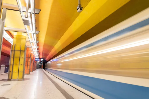ミュンヘン バイエルン州 ドイツのカラフルな地下鉄駅カンジダ — ストック写真
