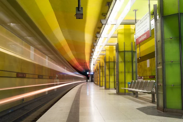 ミュンヘン バイエルン州 ドイツのカラフルな地下鉄駅カンジダ — ストック写真