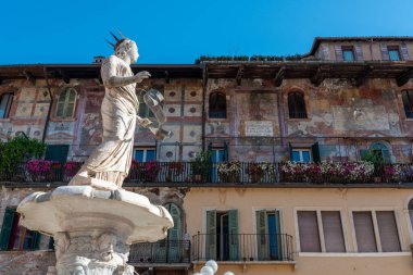 İtalya, Verona 'daki Piazza delle Erbe' deki çeşmenin üzerindeki güzel eski Mary heykeli.