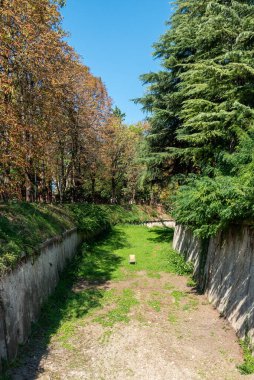 İtalya, Verona 'da bir kale hendeğinin duvarları arasında terk edilmiş bir sandalye.