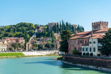 Verona şehir merkezinden ve Castel San Pietro, İtalya