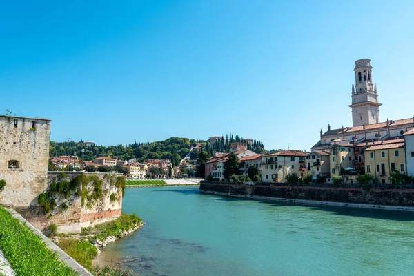 Verona şehir merkezinden ve Castel San Pietro, İtalya