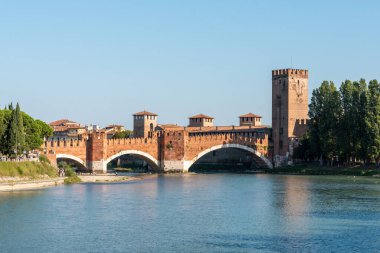 İtalya 'nın Adige Nehri' ni geçen Verona 'daki ikonik ortaçağ Ponte Scaligero' su