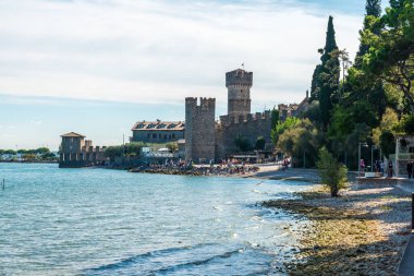 Sirmione 'deki Scaliger Kalesi, Garda Gölü, İtalya