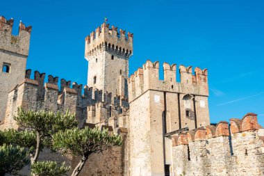 Sirmione 'deki Scaliger Kalesi, Garda Gölü, İtalya