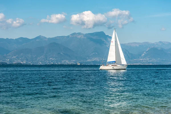 Kuzey İtalya 'daki Garda gölünde yalnız bir yelkenli.