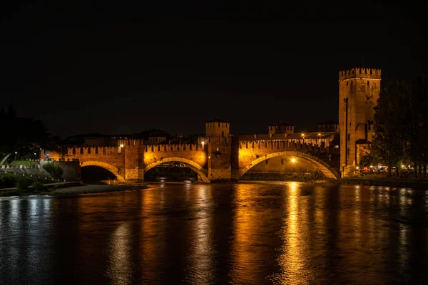 Γέφυρα Castlevecchio Πάνω Από Τον Ποταμό Adige Στη Βερόνα Νύχτα — Φωτογραφία Αρχείου