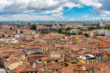 İtalya 'nın Torre dei Lomberti kentinden Verona' nın çatıları üzerindeki meşhur panoramik manzara