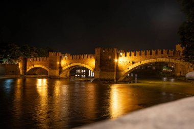 İtalya, Verona 'daki Adige Nehri üzerindeki Castlevecchio Köprüsü.
