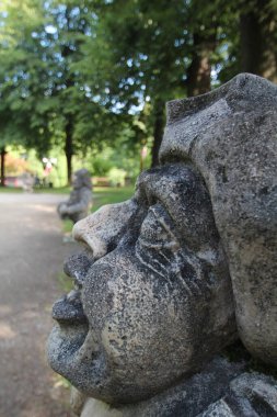 Avusturya, Salzburg 'da bir parkta tuhaf küçük cüce heykeller.