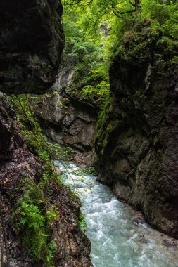 Almanya 'nın Bavyera Alplerinde Garmisch-Partenkirchen yakınlarında Manzaralı Partnach geçidi
