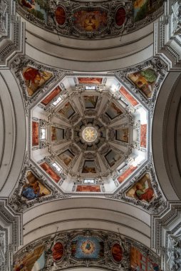 Avusturya 'daki Salzburg katedralinin tavanında ünlü freskler ve sıva.