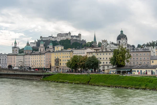 Felhőtlen Reggel Salzburgban Kilátás Hohensalzburgi Várra Ausztria Európa — Stock Fotó
