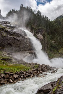 Avusturya 'daki Yüksek Tauern Ulusal Parkı' ndaki ünlü Krimmml şelalesinin manzarası