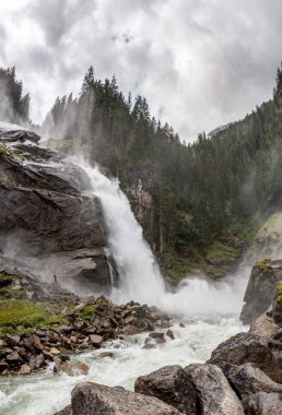 Avusturya 'daki Yüksek Tauern Ulusal Parkı' ndaki ünlü Krimmml şelalesinin manzarası