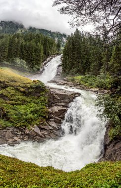 Avusturya 'daki Yüksek Tauern Ulusal Parkı' ndaki ünlü Krimmml şelalesinin manzarası