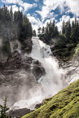 Avusturya 'daki Yüksek Tauern Ulusal Parkı' ndaki ünlü Krimmml şelalesinin manzarası