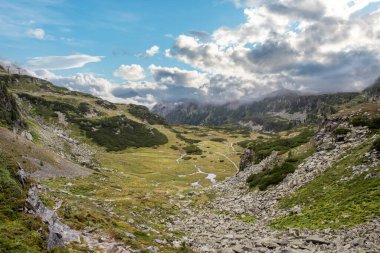 Yazın Avusturya Alplerinde Rudolfshuette yakınlarındaki huzurlu dağ manzarası
