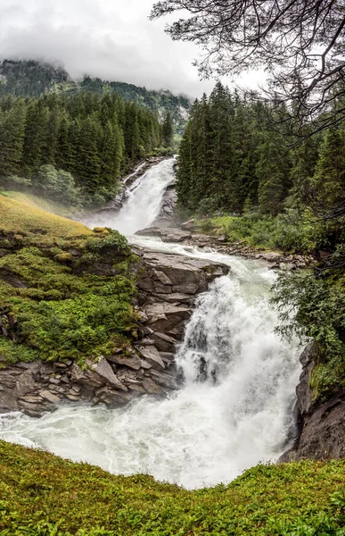 Avusturya 'daki Yüksek Tauern Ulusal Parkı' ndaki ünlü Krimmml şelalesinin manzarası