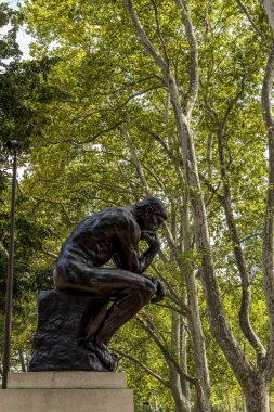 PHILADELPHIA, ABD - 22 Ağustos 2019: Philadelphia 'da heykeltıraş Auguste Rodin' den ünlü Düşünen Adam heykeli