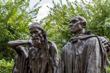 PHILADELPHIA, ABD - 22 Ağustos 2019: Auguste Rodin 'in Philadelphia, ABD' deki The Burghers of Calais adlı eserinin ünlü heykeli
