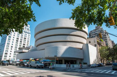 NEW YORK, ABD - 25 AĞUSTOS 2019: New York 'taki ünlü Guggenheim Müzesi